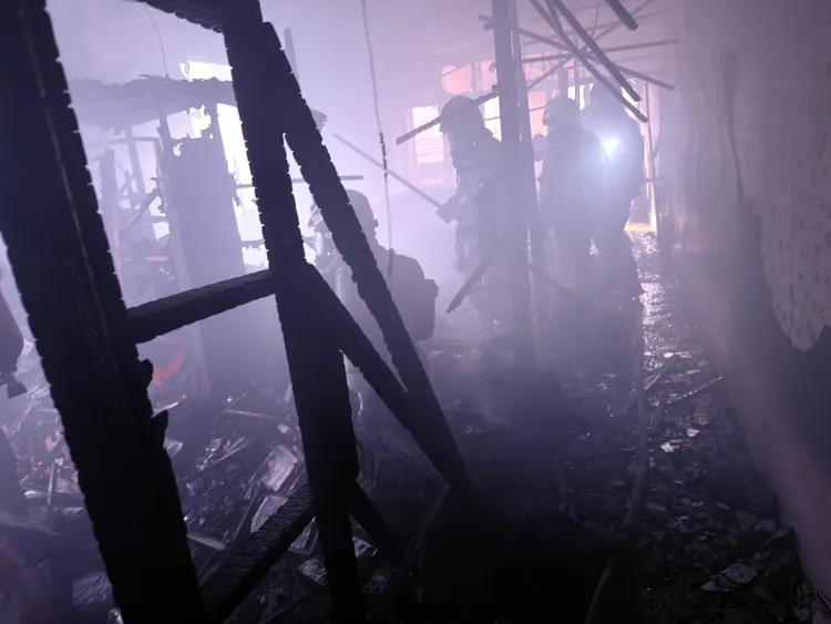 屋內燒毀家具和裝潢。新竹市消防局提供