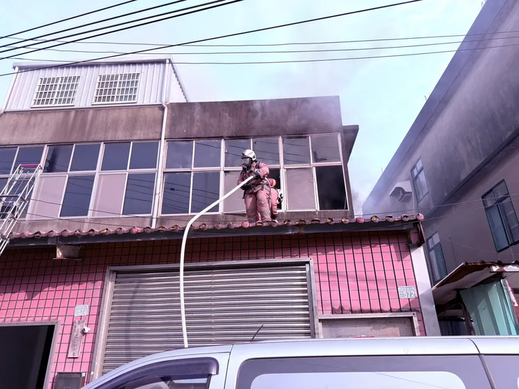 消防人員灌救。新竹市消防局提供