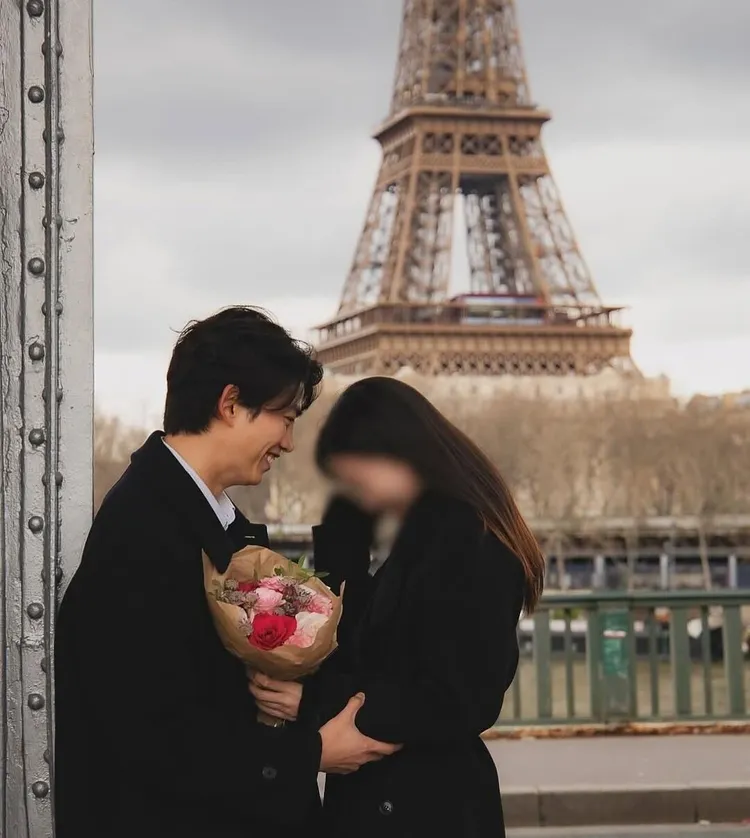 玉澤演與女友愛情長跑10年，去年在艾菲爾鐵塔前下跪向女友求婚。翻攝IG