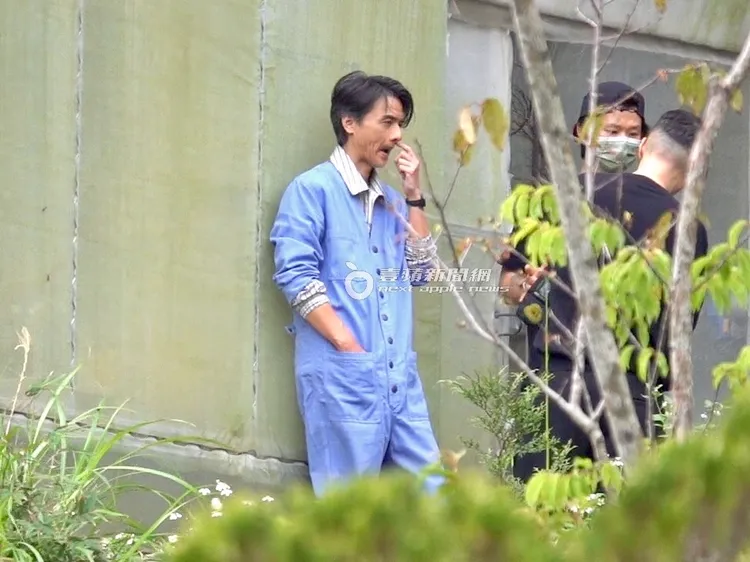 馮德倫前往內雙溪「ZÁBU」餐廳旁廢墟，換上襯衫加藍色工作服拍攝。特勤中心攝