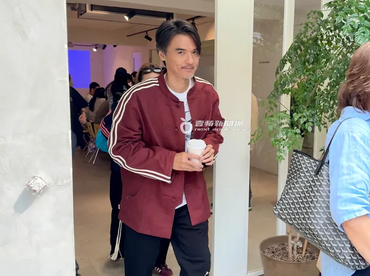 馮德倫來台宣傳動畫IP《Bucket Man》，身上外套是要價6千多元的CLOT X Adidas Originals Track Jacket By Edison Chen。特勤中心攝