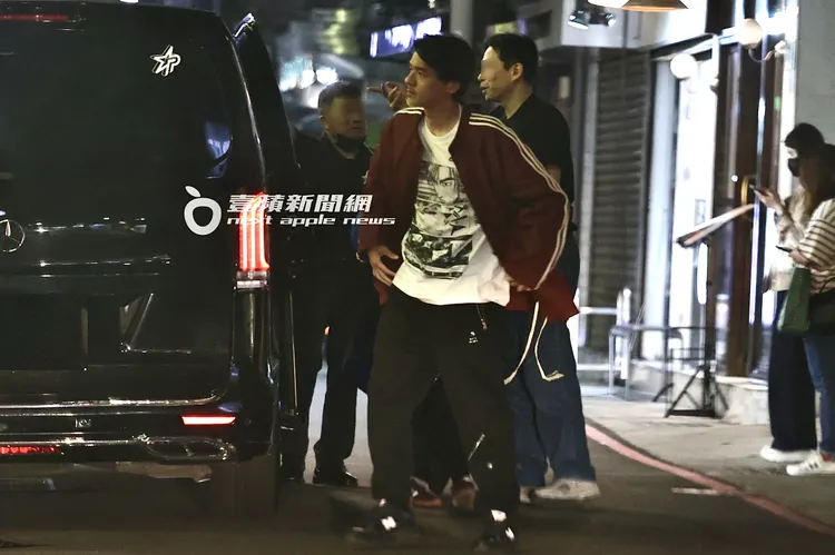 晚間6點多，馮德倫搭保母車和工作人員到東區「溫暖好家」大啖台式家常菜。特勤中心攝