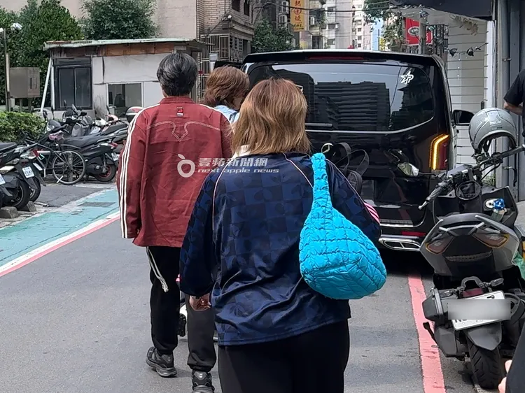 宣傳活動結束，馮德倫（左）跟工作人員搭賓士保母車離開。特勤中心攝