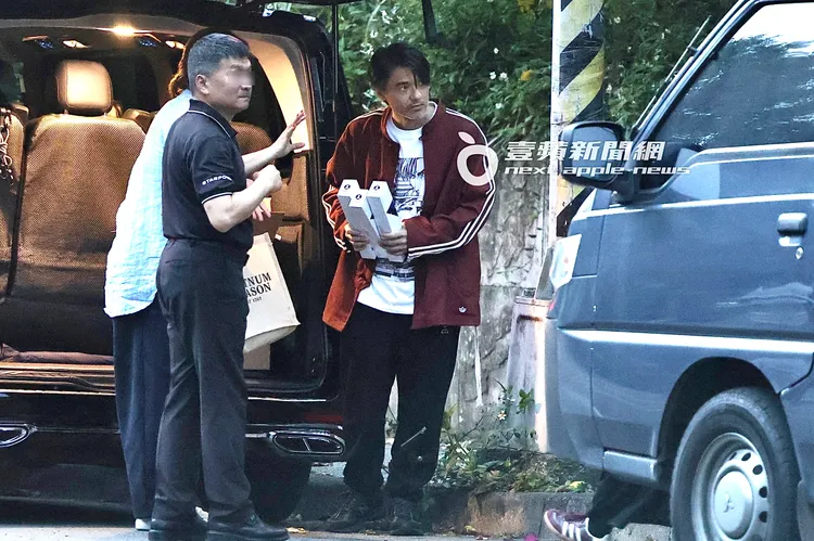 馮德倫從保母車上拿出《Bucket Man》盲盒要送給工作人員。特勤中心攝