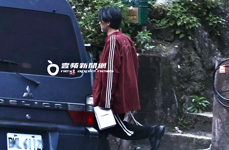 馮德倫手拎香奈兒紙袋，走向保母車準備離開內雙溪。特勤中心攝