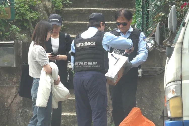 「布林克保全」車子抵達現場，身著防彈背心的保全，謹慎拿包裹給工作人員。特勤中心攝