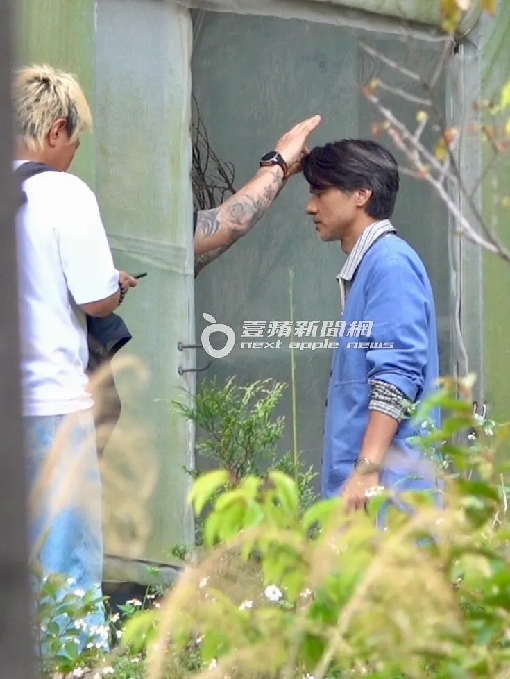 髮型師隨時幫馮德倫整理瀏海。特勤中心攝