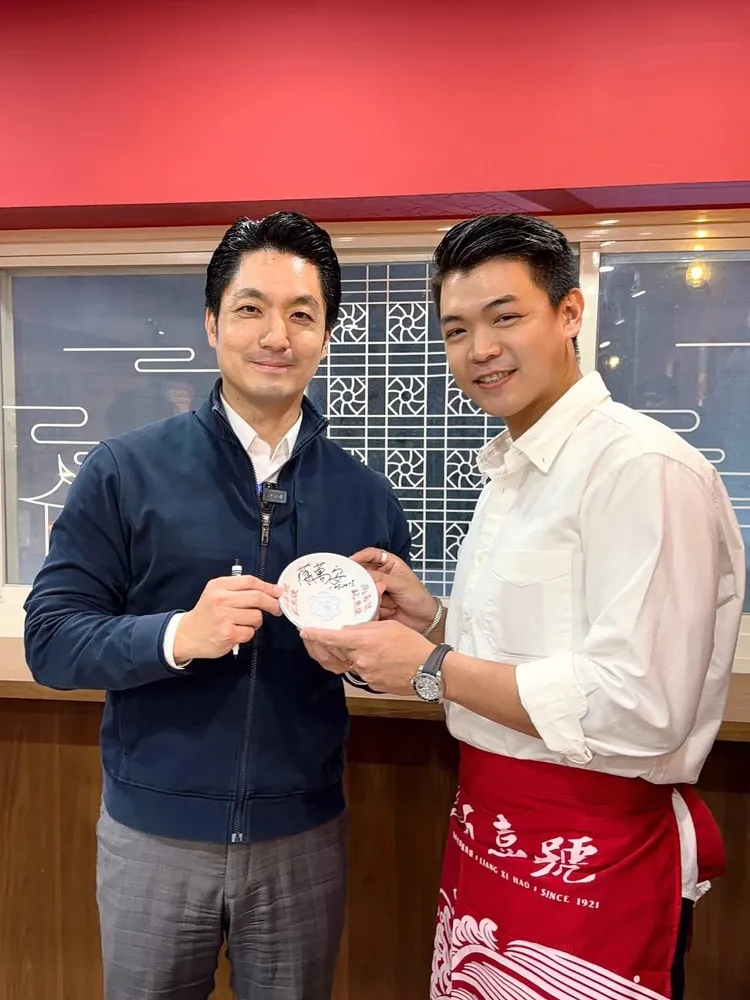 蔣萬安曾到訪萬華老店兩喜號，與店家互動並品嘗在地美食。翻攝兩喜號臉書