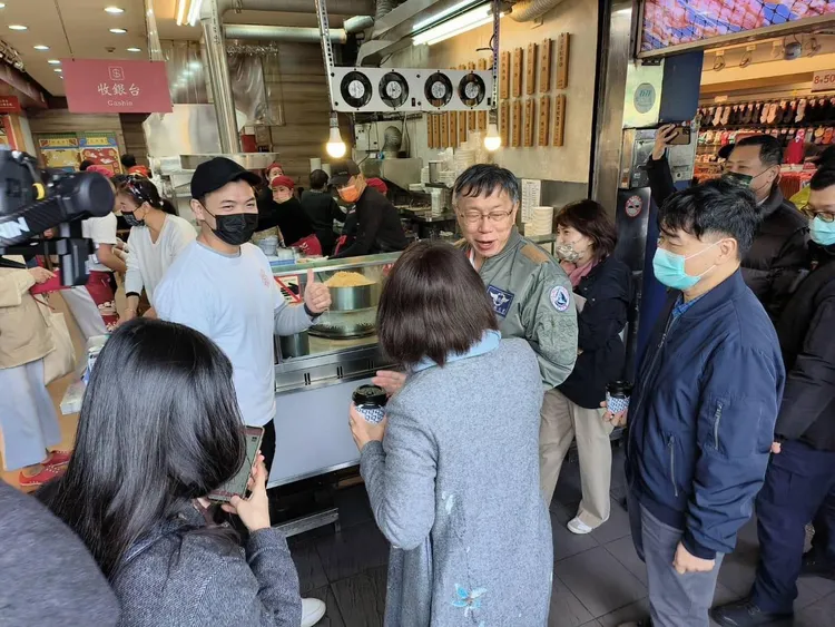 柯文哲曾到訪萬華老店兩喜號，與店家互動並品嘗在地美食。翻攝兩喜號臉書
