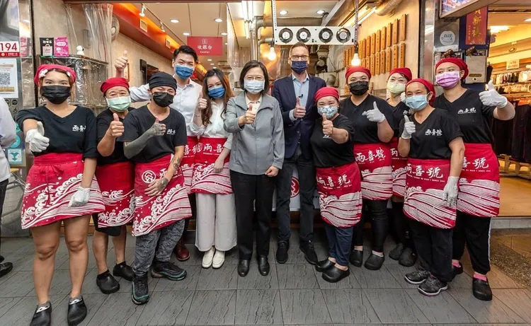 蔡英文曾到訪萬華老店兩喜號，與店家互動並品嘗在地美食。翻攝兩喜號臉書