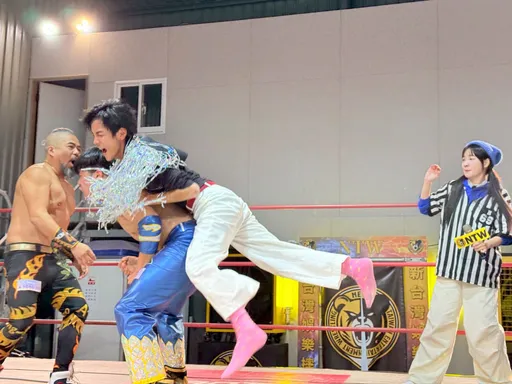 體驗摔角！阿翔直接被360度翻轉　全場驚呆