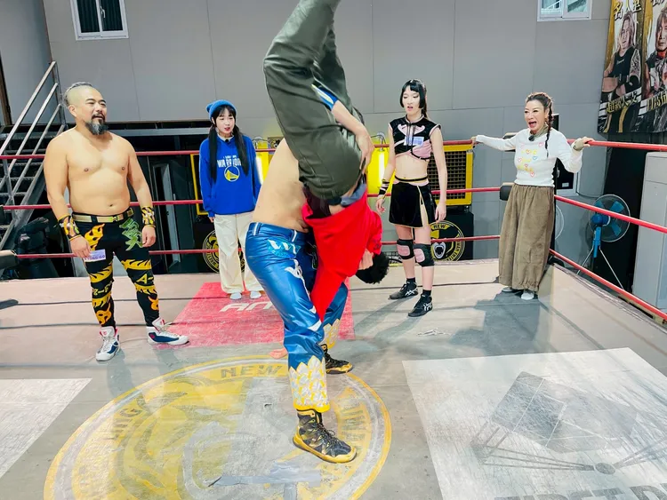 楊皓崴被摔。民視提