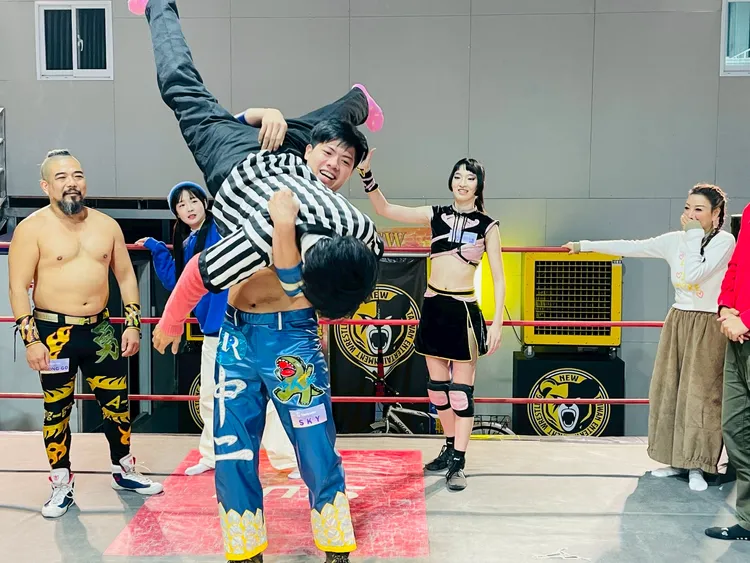 阿翔被360度翻摔。民視提供