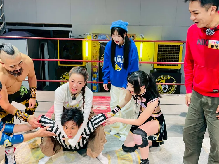 楊繡惠（後）對阿翔（前）施以駱駝固定技，全場笑翻。民視提供