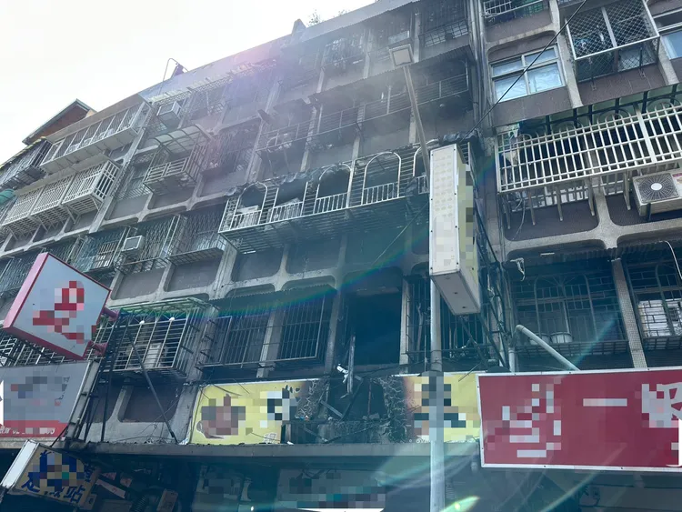 2樓冷氣室外機起火冒煙，連帶一樓招牌也被燒毀。翻攝畫面