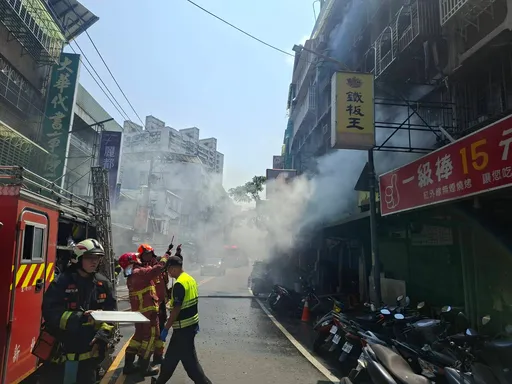 冷氣室外機疑釀火！　三重公寓1婦命危送醫、2人受困頂樓待救