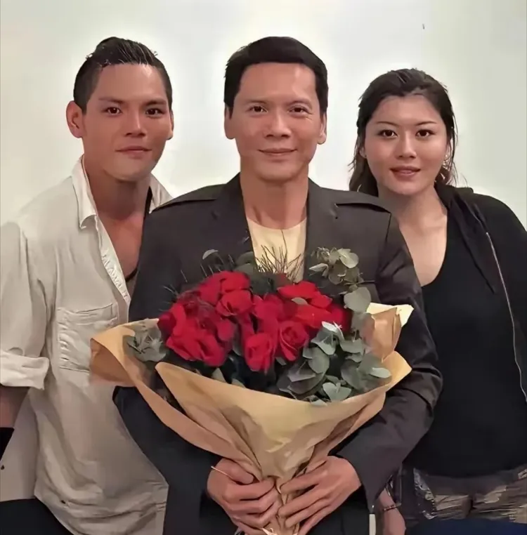 向華強和女兒向永恒及兒子向佐早期合照。翻攝微博