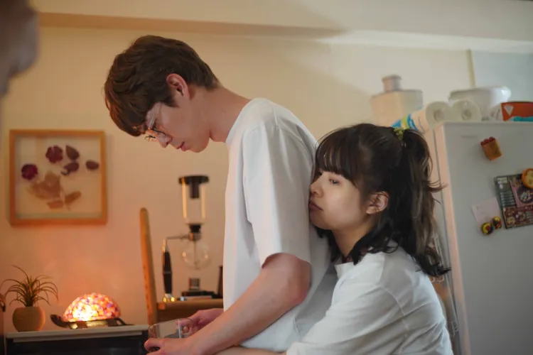 飾演丈夫阿保的宮澤冰魚（左）和飾演妻子紗千的岸井雪乃，展開「女主外，男主內」的家庭生活。天馬行空提供