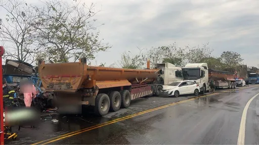 南投「投100線」嚴重車禍！砂石車逆向連撞　小貨車車頭爛駕駛喪命