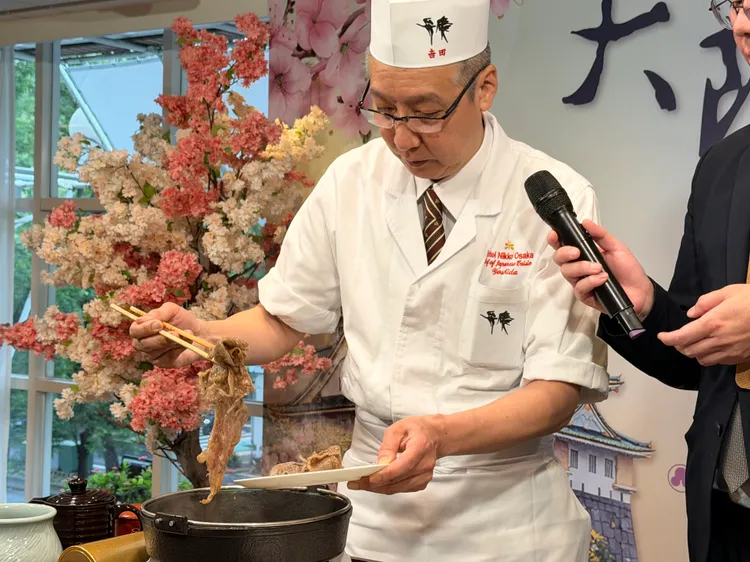 大阪日航酒店餐廳「弁慶」料理長吉田全雄示範關西壽喜燒。莊偉祺攝
