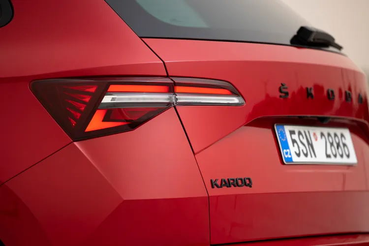 車尾設計延續俐落線條語彙，搭配LED尾燈與Karoq車型銘牌，強化整體辨識度與運動化視覺張力。業者提供