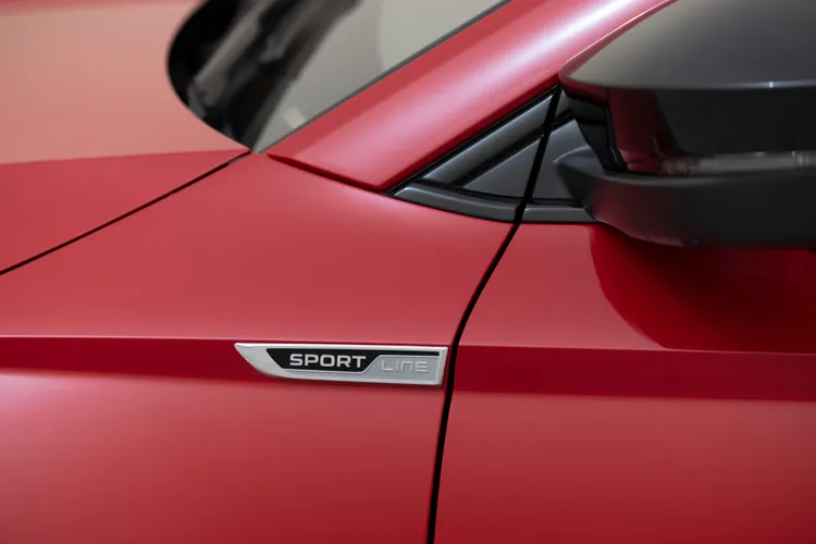 Škoda Karoq Sport特仕版搭載專屬Sportline運動化套件，包含車側專屬銘牌與多處黑化細節設計。業者提供