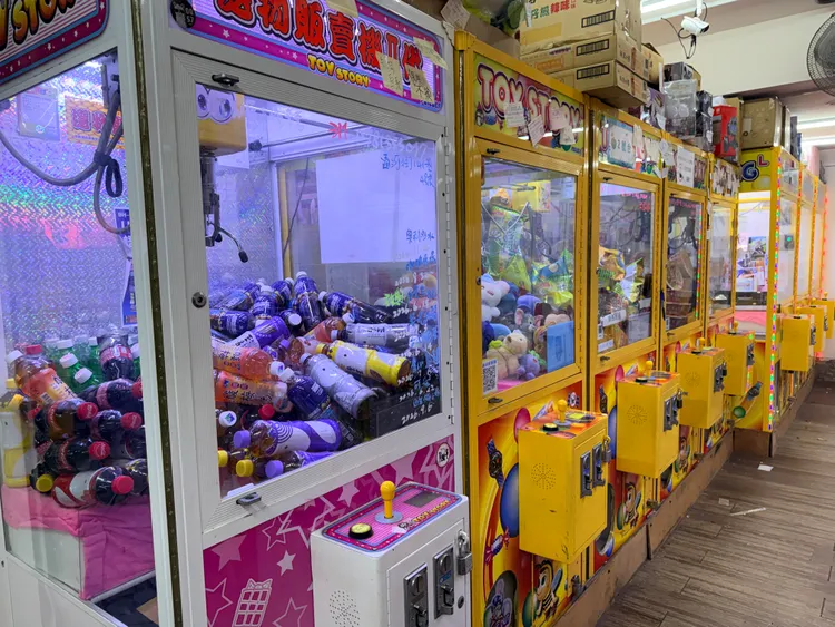 夾娃娃機店。示意圖