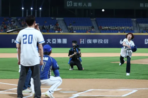 70歲婦抬不起手到站上投手丘開球　人工肩關節手術助重拾生活