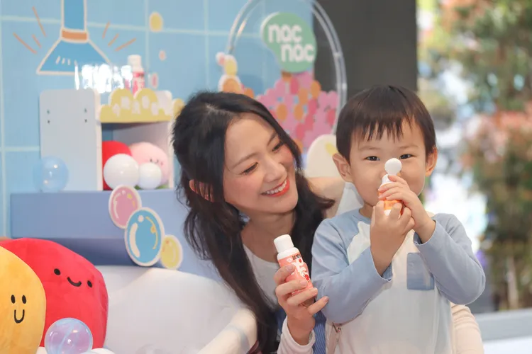 凱撒趣淘漫旅台北1樓大廳外打造充滿童趣拍照場景，旅客完成指定任務並拍照打卡，即可獲得湯姆熊小禮和nac nac 活力益菌全系列產品。凱撒趣淘漫旅台北提供