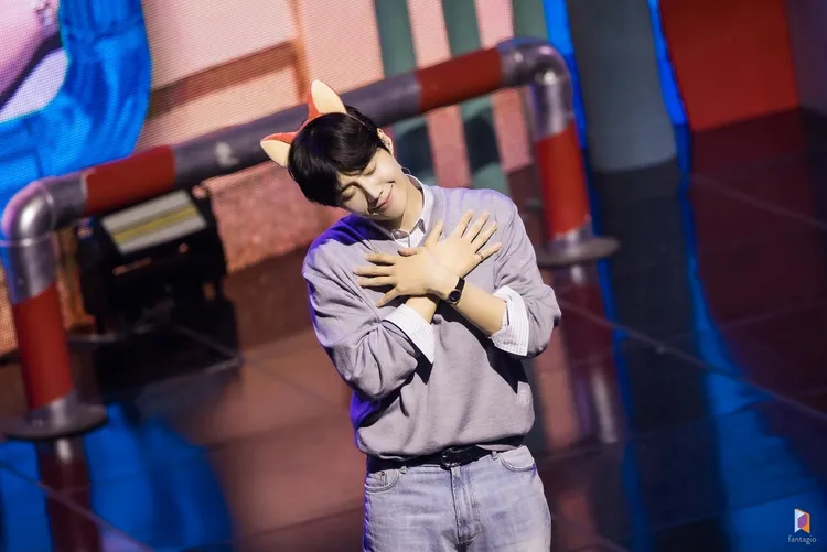 金宣虎上週末在首爾見面會重現《苦盡柑來遇見你》閉眼抱胸的「心臟爆擊姿勢」，全場被萌暈。翻攝fantagio