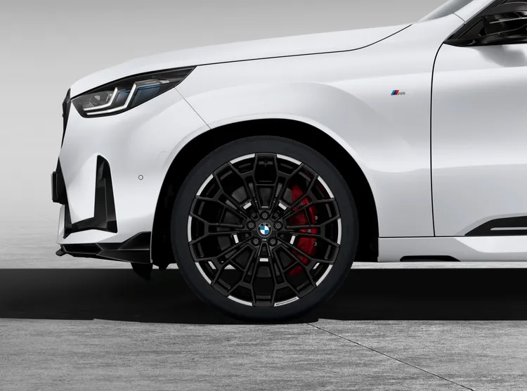 總代理汎德同步推出「M Performance 22吋1134M輪胎鋁圈組」，以鍛造工藝精製而成，在有效降低簧下重量的同時，大幅提升操控靈敏度與路面回饋表現。業者提供