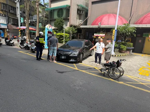 推輪椅過馬路遭撞！駕駛出車口疑分心看對向　釀2傷瞬間畫面曝