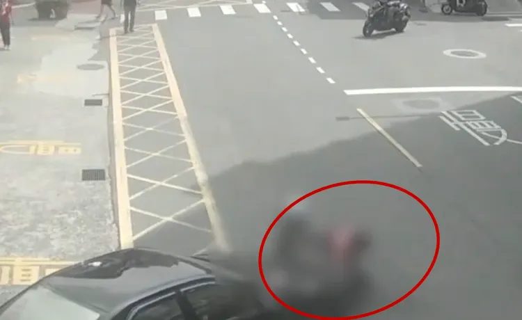 小客車駛出停車場只顧著注意對向來車，卻未注意一旁身障輪椅與路人，造成車禍事故2人受傷。翻攝畫面