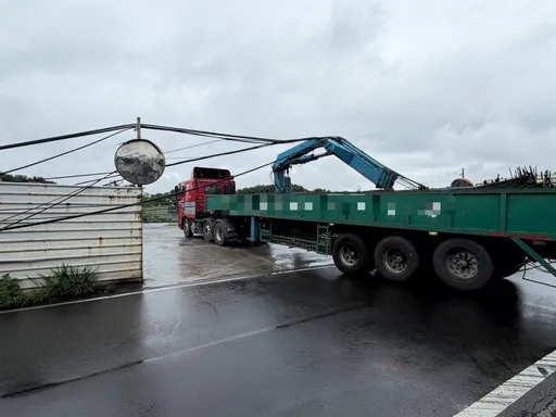 大貨車吊臂勾電線！9根電桿斷裂倒塌　楊梅地區460戶停電