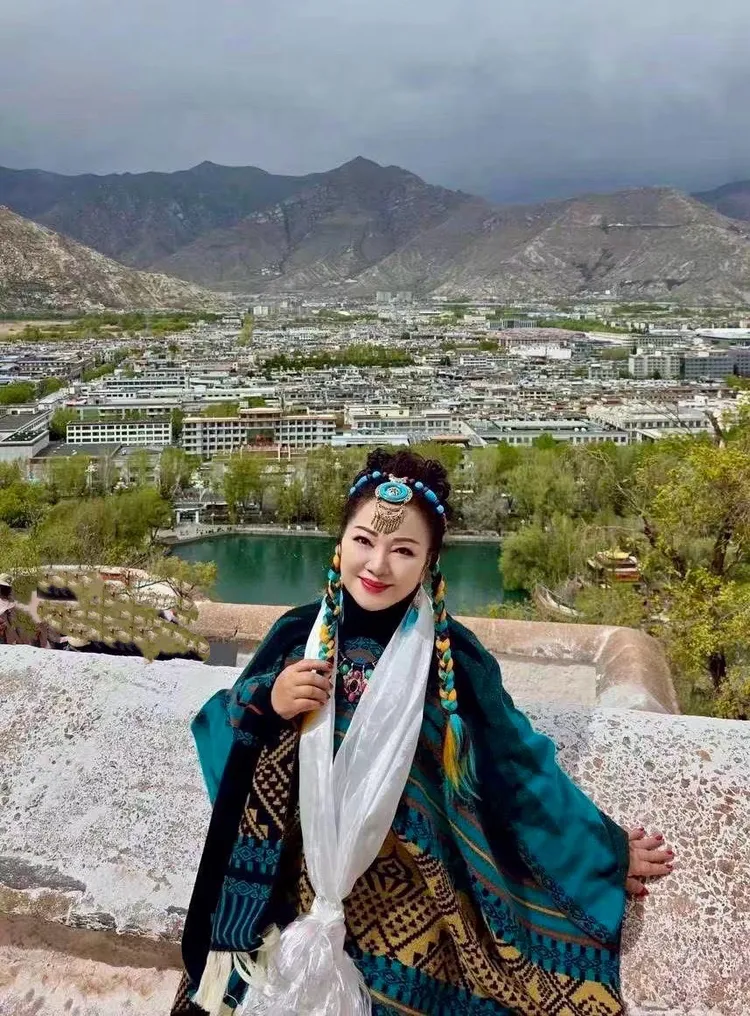 白冰冰徒步登上布達拉宮。長興影視提供