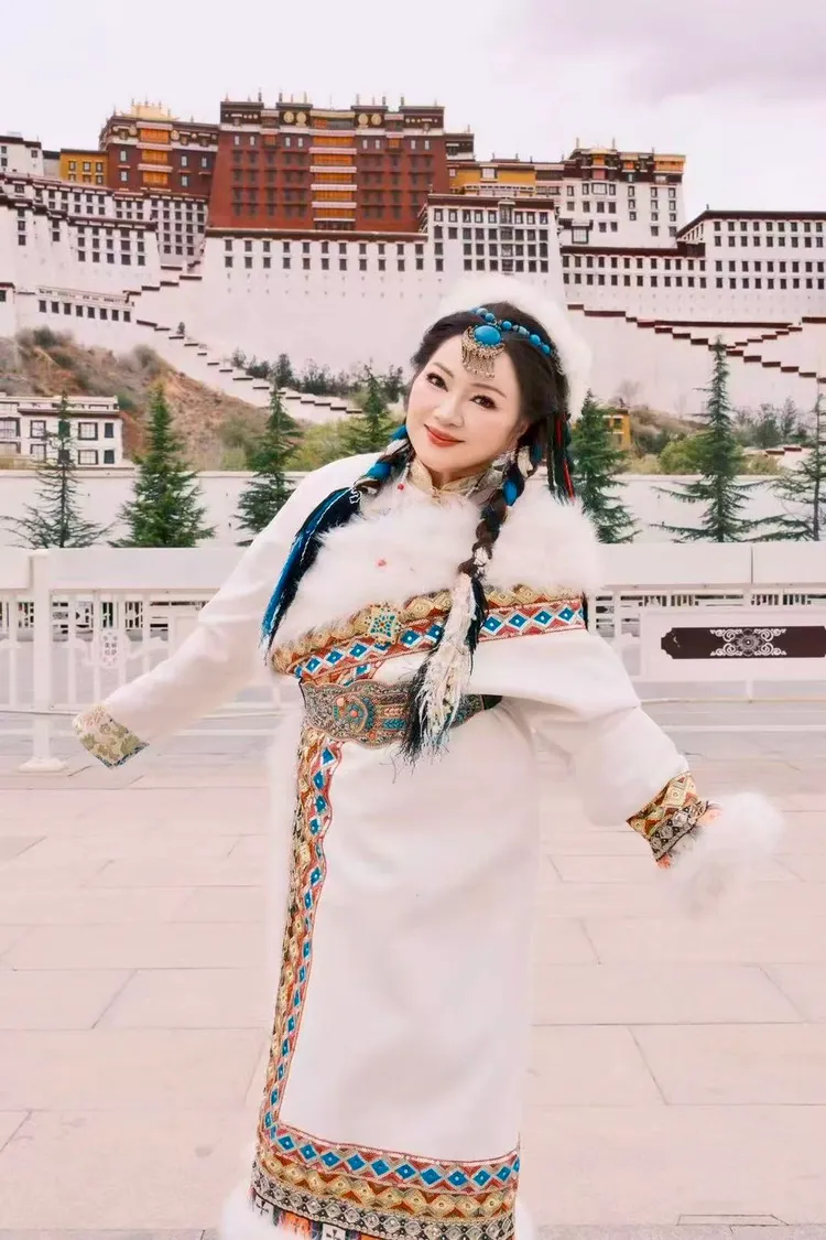 白冰冰在布達拉宮美美拍照。長興影視提供