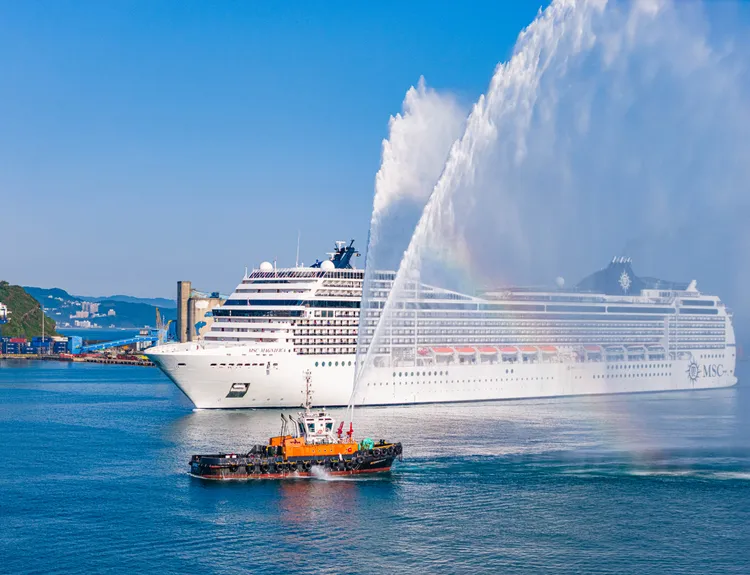 正值2026年環球航線航程的 MSC 華麗號，首度靠泊臺灣基隆港。業者提供