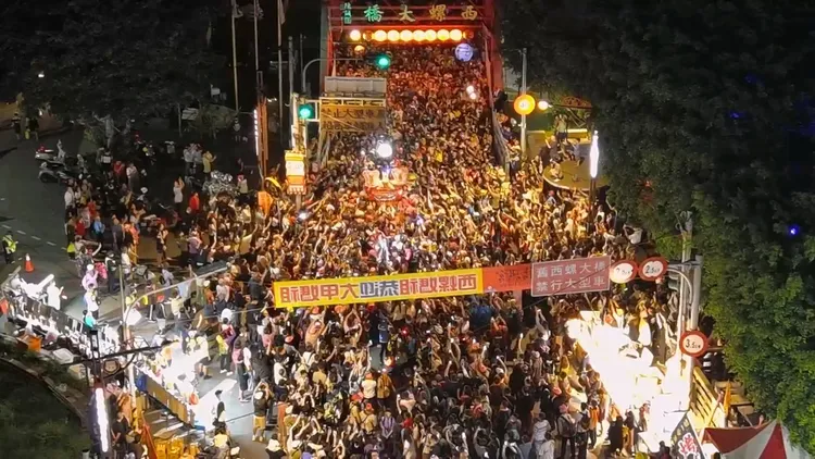 大甲媽鑾轎19日晚間進入雲林，人潮洶湧。縣警局提供