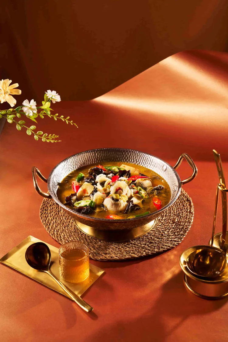 「金湯椒香酸菜魚」以秘製金湯為基底，結合慢炒酸菜的陳香與醇厚發酵氣息，使湯頭呈現溫潤卻帶勁的酸辣層次。業者提供