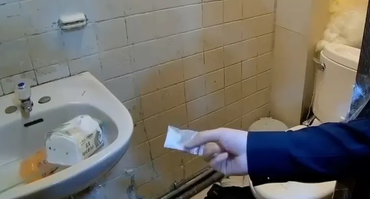 警方搜出白色粉末包。翻攝畫面