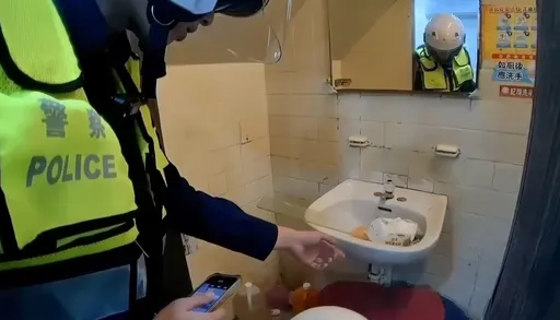 北市男毒癮發作　躲鍋貼店廁所拉K竟昏迷！店員驚報案