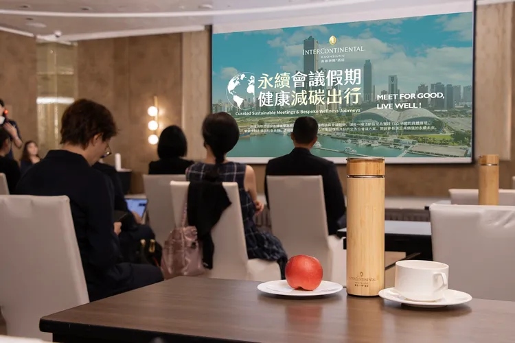「永續會議假期・健康減碳出行」專案全程堅守無塑承諾，以「高雄洲際專屬天然楠竹不鏽鋼環保瓶」，實現塑料零回收的目標。業者提供