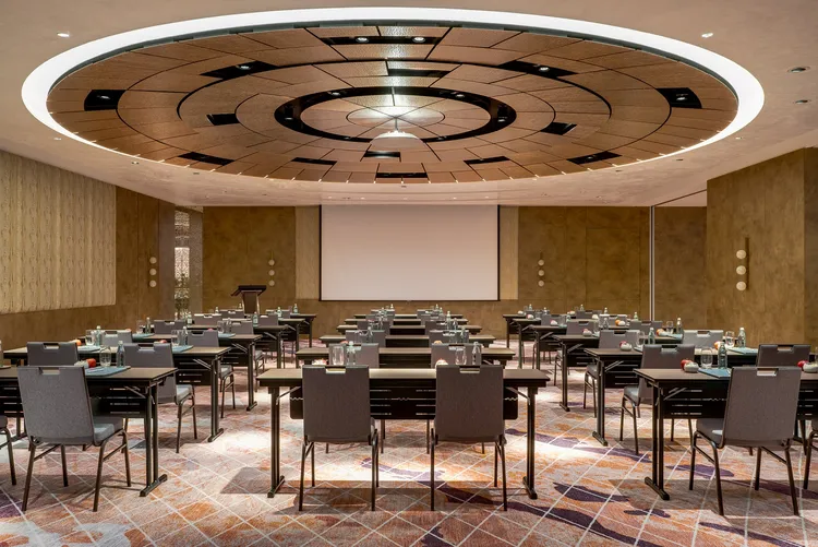 酒店打破傳統會議框架，將零廢棄理念滲透每個環節，落實無紙化智慧會議機制，並全面取消桌布鋪設，降低洗滌過程中的化學藥劑與能源耗損。業者提供