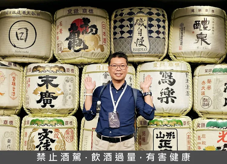 李俊德老師擁有豐富多年的葡萄酒與清酒的推廣經驗，現任《夏朵菸酒股份有限公司》行銷經理。李俊德老師提供