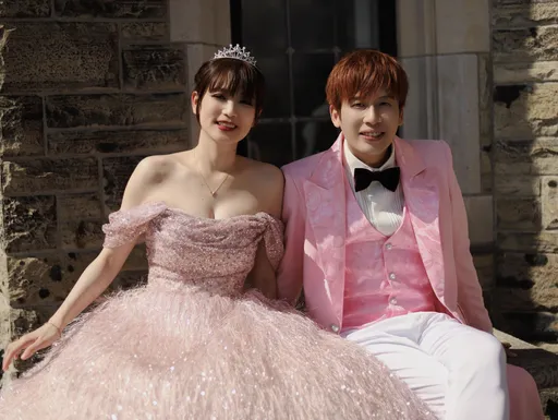 杏壇歌手愛上學生女兒「3個月閃婚當爸」　斥資50萬赴加拿大補辦婚宴