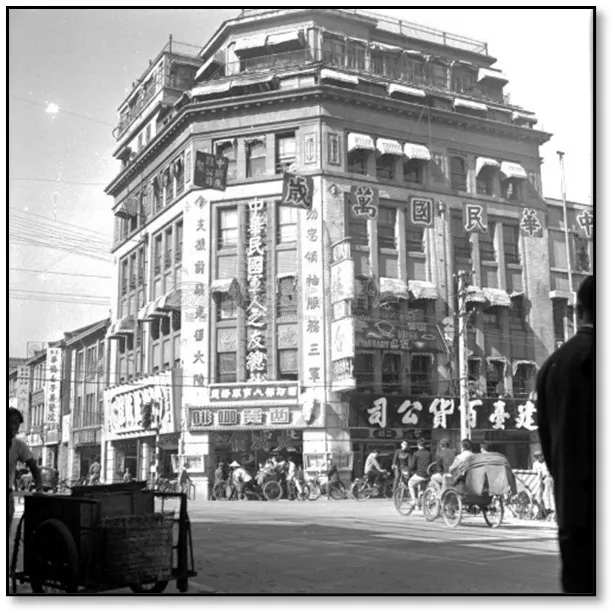 1958年12月15日菊元百貨外觀。中央社