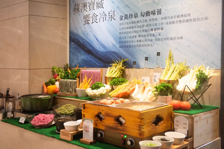 煙波蘇澳四季雙泉館早午餐自助餐檯推出「蘇澳寶藏饗食冷泉」，結合在地風土與冷泉意象的特色餐飲，以創意料理詮釋蘇澳獨有的文化底蘊與風味體驗。煙波國際觀光集團提供