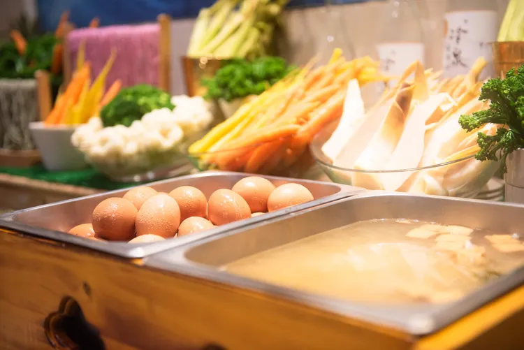 煙波蘇澳四季雙泉館以蘇澳冷泉研發出牛肉湯、溫泉蛋、冷泉製麵等特色料理。煙波國際觀光集團提供