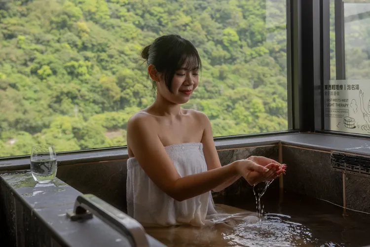 體驗煙波蘇澳四季雙泉館獨有「黃金雙湯」，結合全球少見同時具備冷、溫雙泉特性的珍稀資源，展現蘇澳冷泉獨特且難得的療癒魅力。煙波國際觀光集團提供