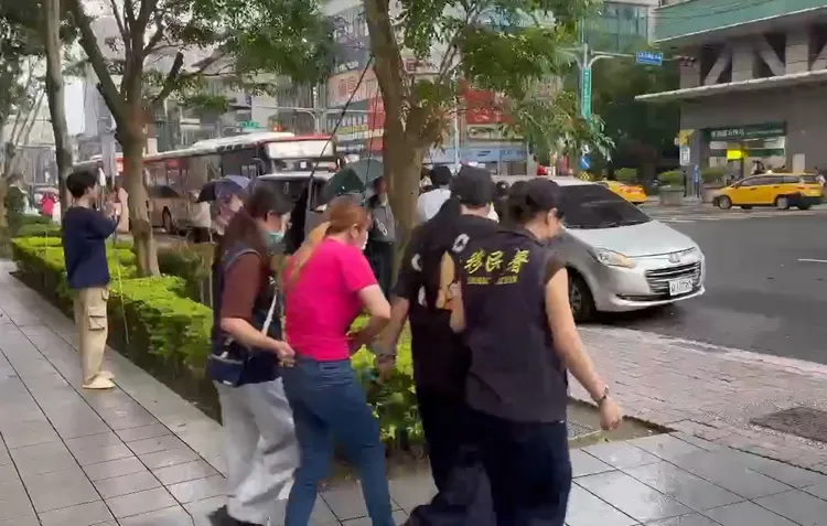 多名外籍賣淫女移送。翻攝畫面